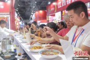 梦见吃鱼“嗦粉”经济火热 中国多地“食力”出圈