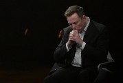 梦见吃鱼特斯拉股价收涨超3%：特朗普无意沟通，马斯克父亲劝儿子低头